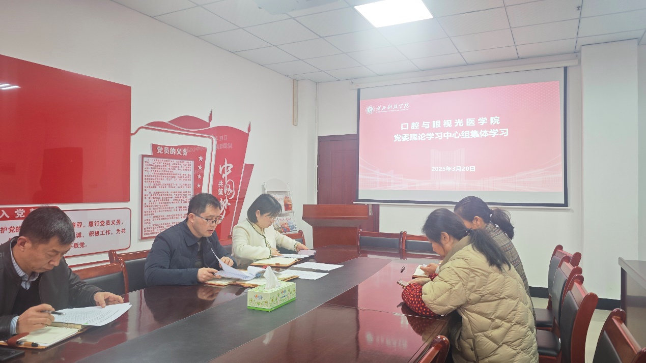 一群人在餐厅用餐AI 生成的内容可能不正确。