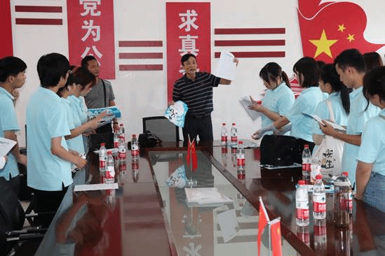 7月15日上午,实践团队开展入户宣传、发放“健康义诊”活动宣传单及开展问卷调查活动工作布置会